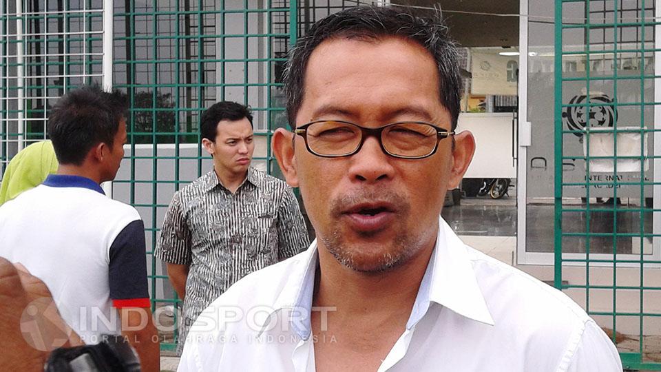 Pelatih%20Persela%20Lamongan%2C%20Aji%20Santoso%20tak%20puas%20dengan%20kepemimpinan%20wasit%20di%20laga%20melawan%20Arema.